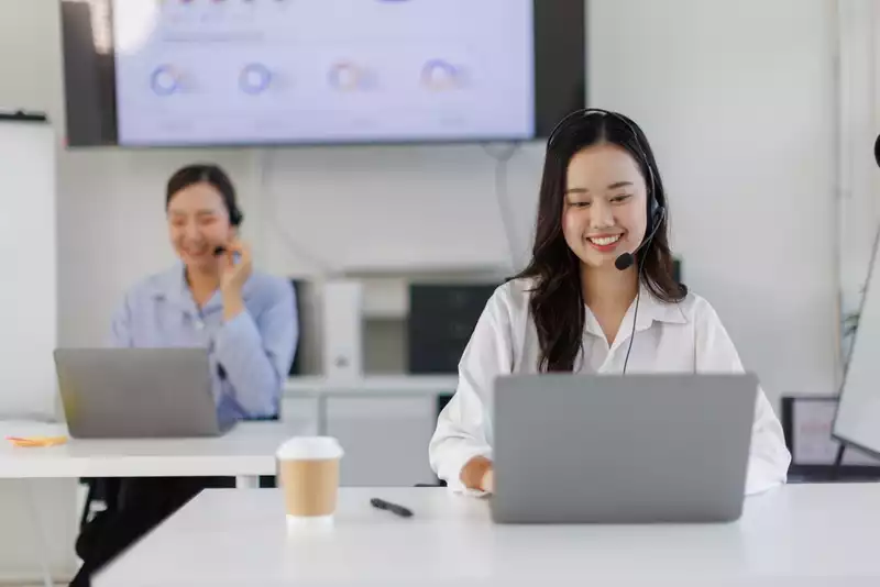 Human agents at a live call center.